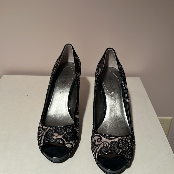 Guess Women’s Shows - Picture 2 of 3